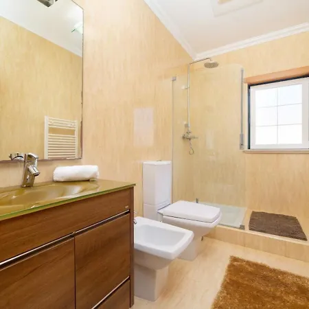 Amazing Villa With Capacity For 8 People Dom wakacyjny Nazaré