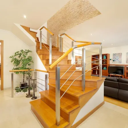 Amazing Villa With Capacity For 8 People Nazare