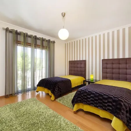 Amazing Villa With Capacity For 8 People Holiday home Nazare